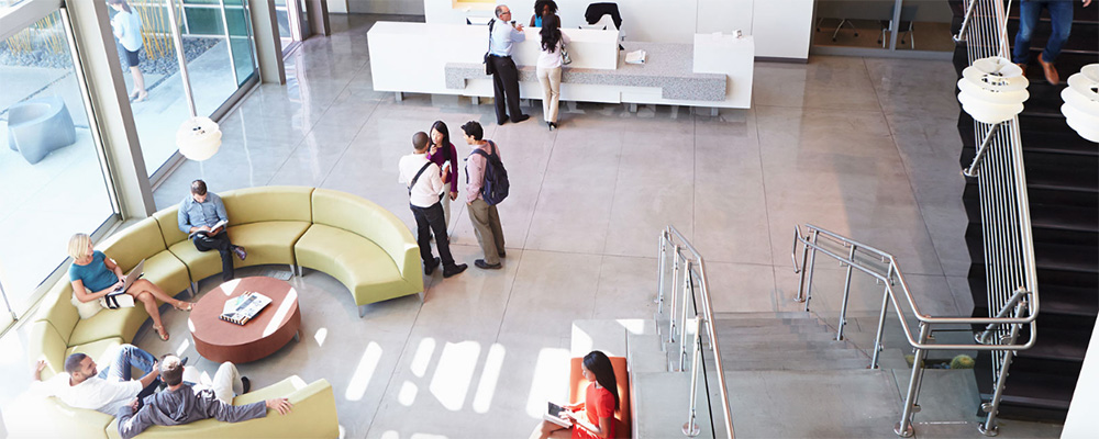 rdv dans un hall de bureaux pour un devis de nettoyage de bureaux