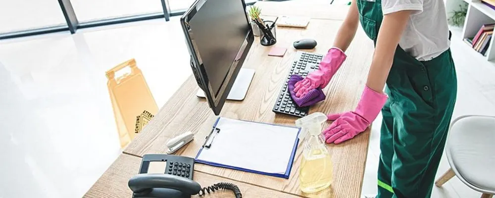 Nettoyage d’un bureau pour le rendre bien propre : avantages de bureaux propres et organisés