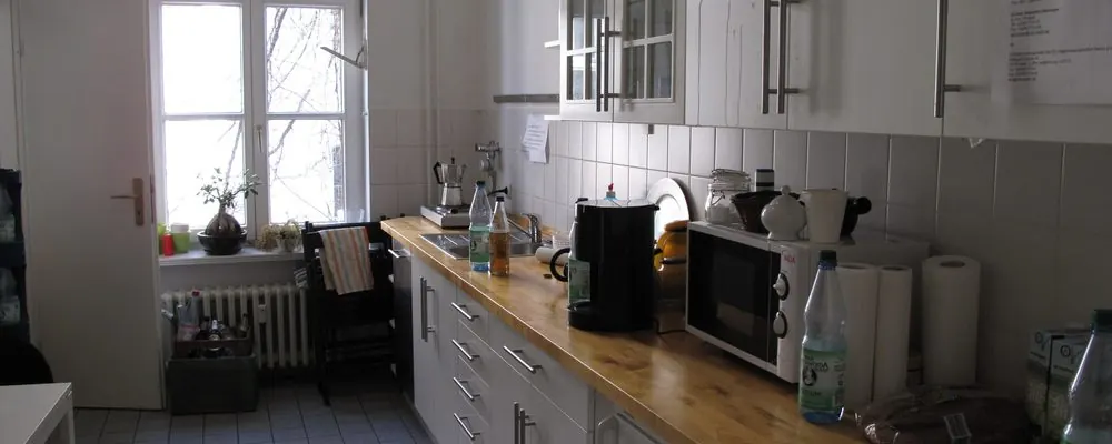 Cuisine partagée de bureaux avec plan de travail, micro-ondes et cafetière : nettoyage de la cuisine et du coin café