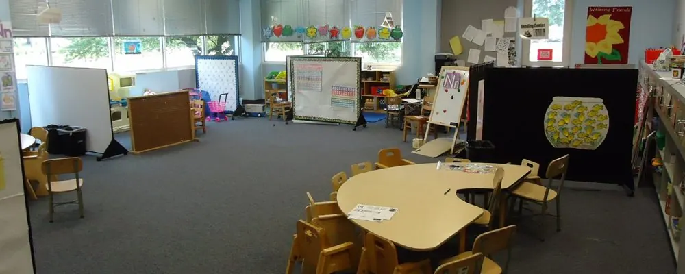 Salle de classe d’une structure de petite enfance avec tables et chaises d’enfants : nettoyage d’une micro-crèche
