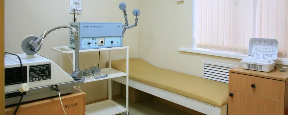 Salle de soins d’un cabinet paramédical avec table de traitement et appareil d’électrothérapie : nettoyage de cabinets paramédicaux