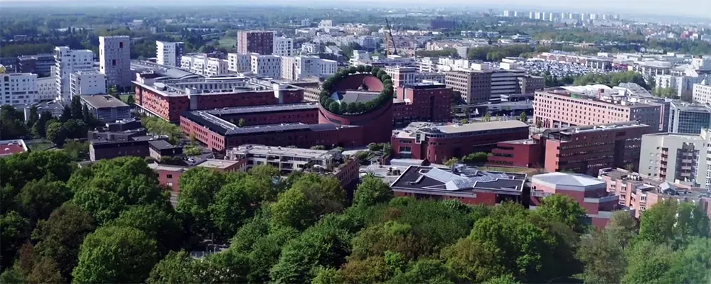 Vue aérienne de la ville d’Évry et sa cathédrale moderne 91000. Entreprise nettoyage bureaux locaux 91