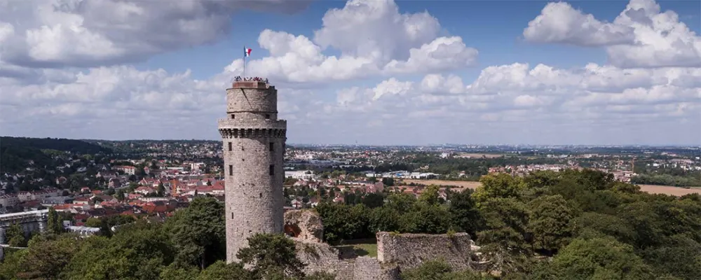 Vue aérienne du donjon de Montlhéry 91310. Entreprise nettoyage bureaux locaux 91