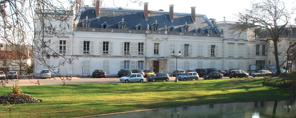Vue aérienne du Château de la mairie de Ris-Orangis 91130. Entreprise nettoyage bureaux locaux 91
