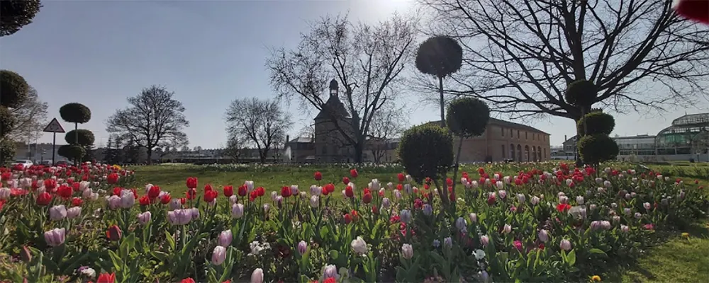 Le donjon et son parterre fleuri de Sainte Geneviève des Bois 91700. Entreprise nettoyage bureaux locaux 91