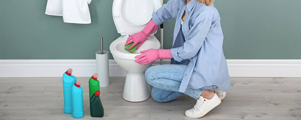 nettoyage de WC par un agent de nettoyage de vos locaux en Hauts de Seine à neuilly