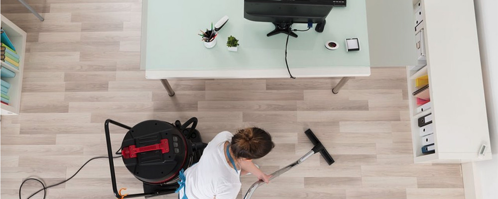 aspirateur bureau par un agent de nettoyage de vos locaux en Hauts de Seine à Suresnes