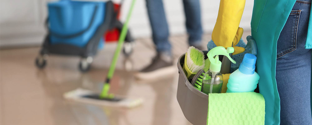 lavage de sol au balai rasant par un agent de nettoyage de vos locaux en Hauts de Seine à Levallois