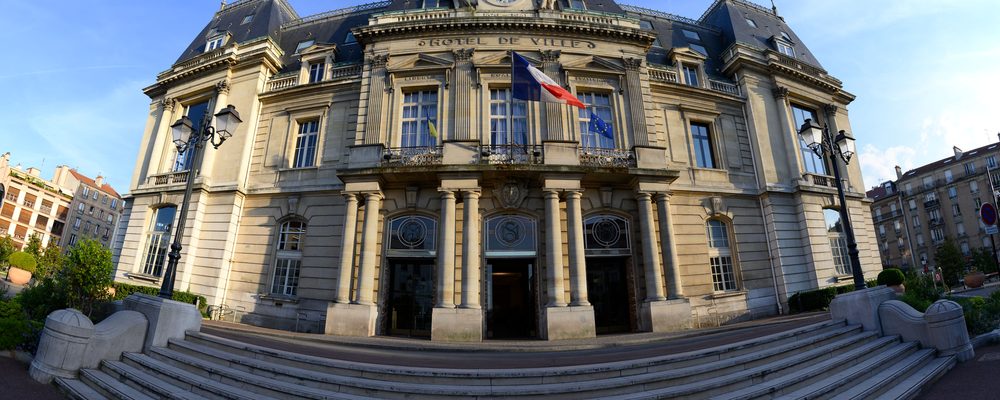 Escalier de la mairie de Saint-Maur-des-Fossés : nettoyage de locaux professionnels à Saint-Maur-des-Fossés
