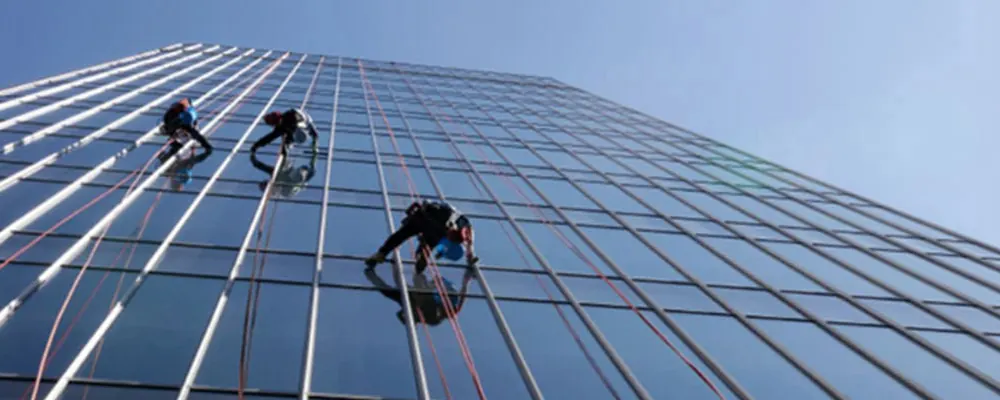 Société de nettoyage industriel Paris en nettoyage des vitres accessibles par alpinistes cordistes