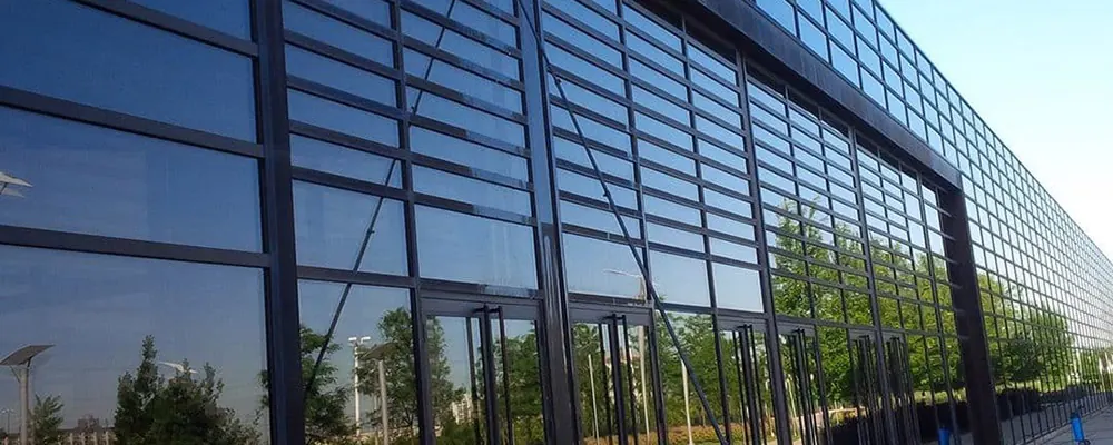 Service de nettoyage Paris en nettoyage industriel des vitres en hauteur par perche télescopique