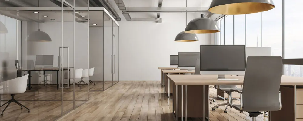 Open space de bureaux avec parquet et salle de réunion vitrée : remise en propreté après aménagement