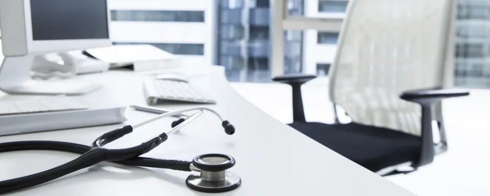 Accueil de laboratoire d’analyses nettoyé avant l’affluence du matin