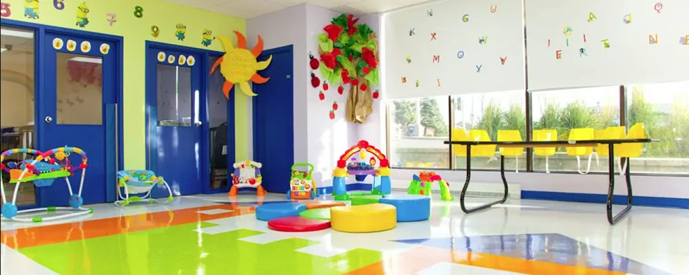 Salle d’éveil d’une crèche avec jeux et sol coloré : choix de produits de nettoyage adaptés aux jeunes enfants