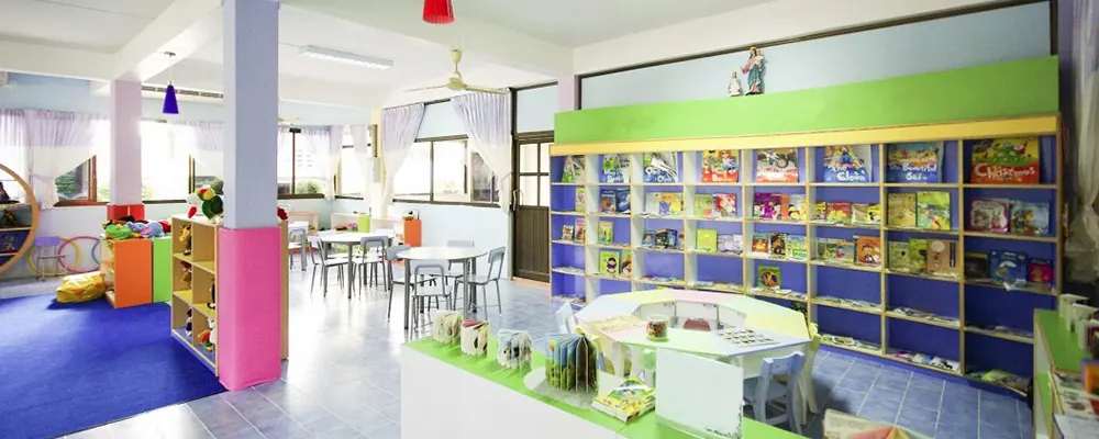 Salle d’activités d’une crèche avec tables d’enfants et coin lecture : nettoyage des espaces de vie et des sanitaires d’une crèche