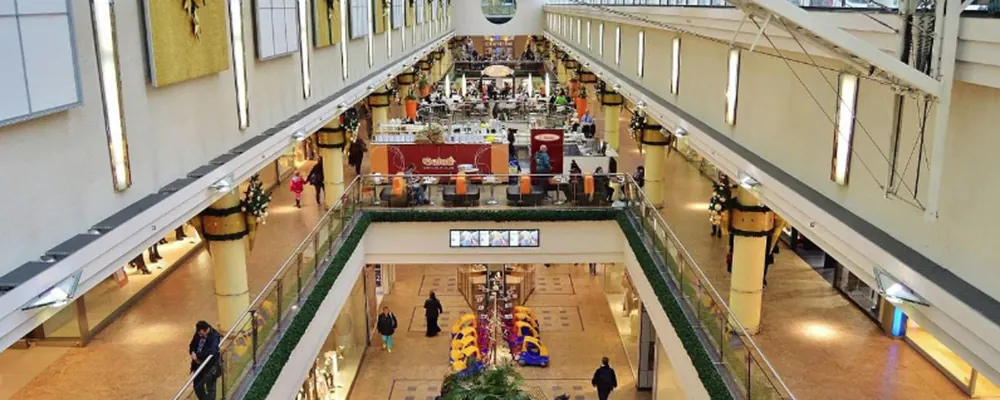 Galerie commerciale : mails, vitrines et sanitaires nettoyés