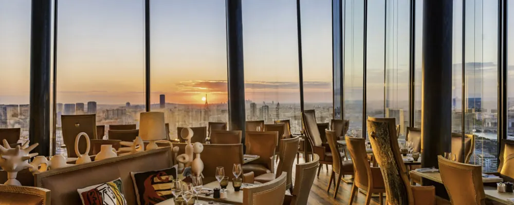 Salle de restaurant avec tables dressées : fréquence de nettoyage par zone