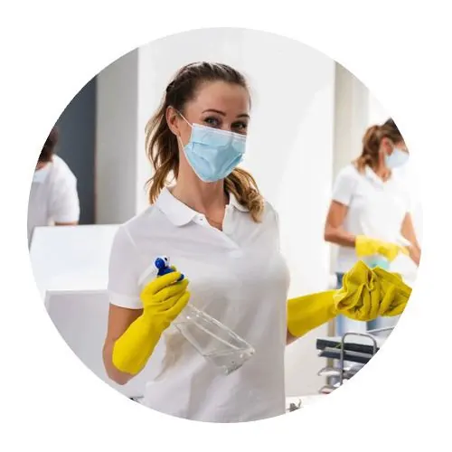 Nettoyage Cabinets médicaux à Paris avec une agente de propreté gantée de jaune tenant un chiffon
