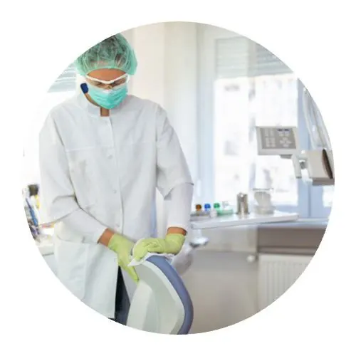 Nettoyage Cabinet médical 92 91 94 et un agent équipé gants et masque lavant un siège de dentiste