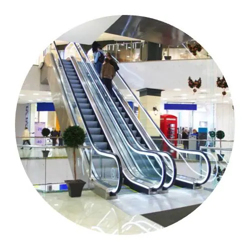 Service nettoyage commerces Paris banlieue devant escalator double montant à l’étage vers galerie