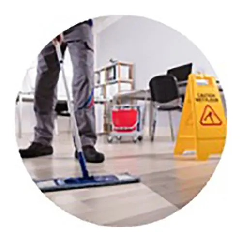 Entreprise de Nettoyage des sols avec balai rasant équipé d’une frange sur parquet flottant beige