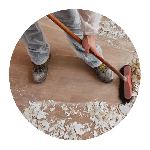 Nettoyage de fin de chantier par balayage des salissures sur sols durs par agent équipé des EPI