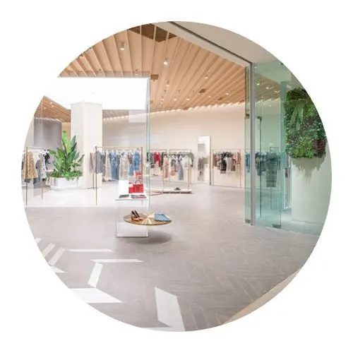 Entreprise nettoyage de grand magasin et exposition de vêtements et grande façade vitrée ouverte 
