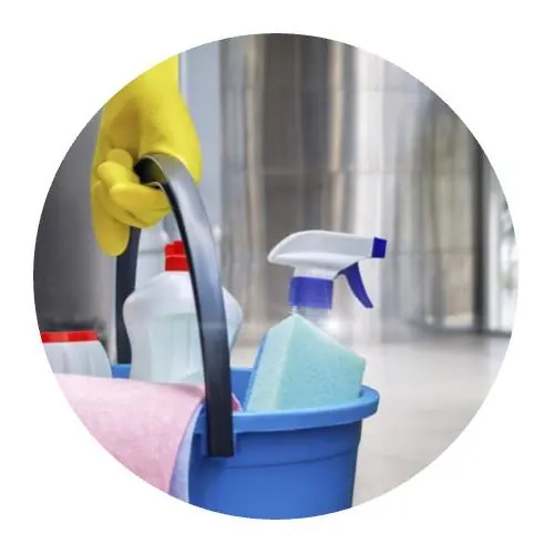 Nettoyage de bureaux avec une main gantée de jaune portant un seau de lavage bleu avec des produits
