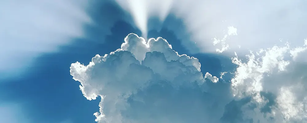 ecologie rayons de soleil derrière les nuages